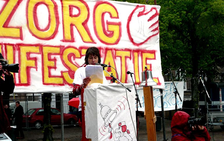 Foto uit 2010 tijdens een manifestatie in Den Haag. Zorg luidt de noodklok