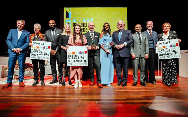 Prijs uitgereikt aan winnaars verkiezing Overheidsmanager en Beste Overheidsorganisatie van het Jaar 2024